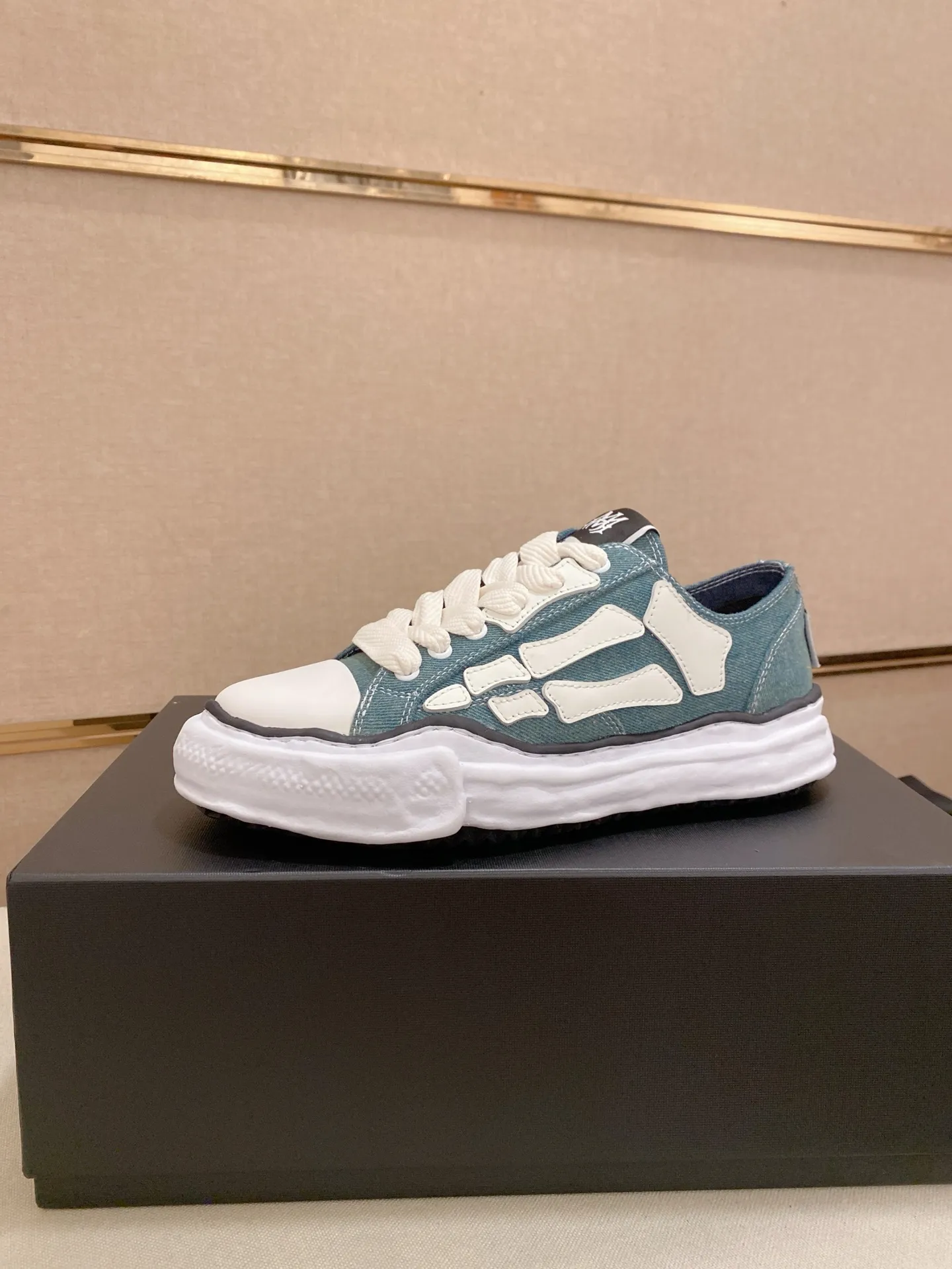 Men's shoes 💰: 580💰 High version [AMIRI] high-end men's shoes brand official website 1:1 latest masterpiece: original mold customization, the fabric is made of imported original materials, upgraded foam outsole, lighter and non-slip. The market's top quality, simple yet tasteful, a must-have for fashionistas, fashionable at your feet, full of confidence, the same style at the counter 👍The summer season is here. Code: 39-44. Can be customized45